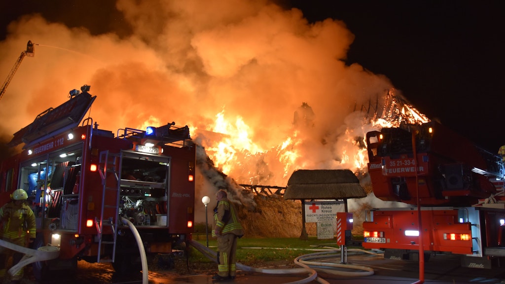 Die Feuerwehr konnte die Unterkunft nur noch kontrolliert abbrennen lassen.