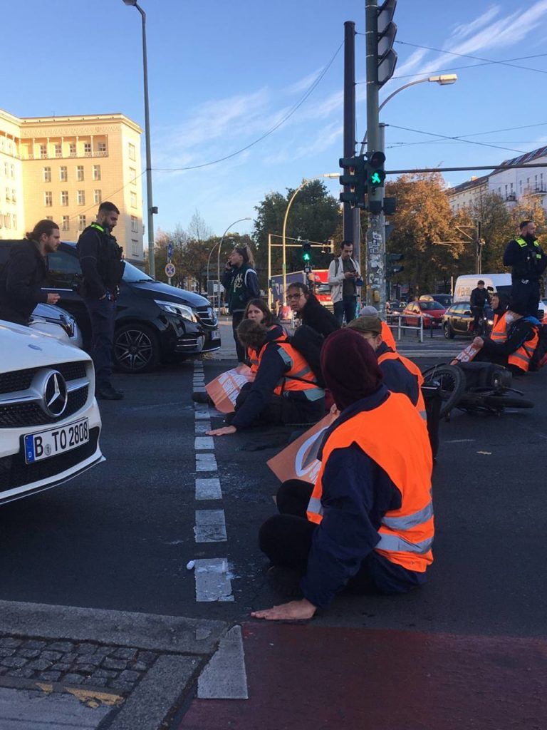 Klima-Kleber Legen Berufsverkehr In Berlin Mit Straßenblockaden Lahm