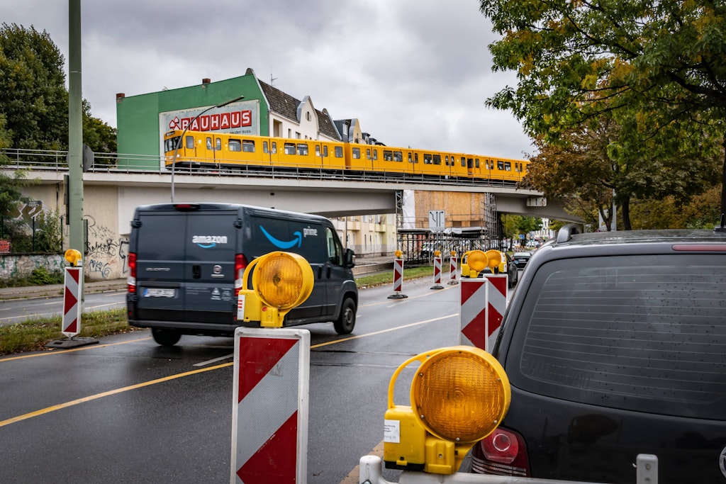 An dieser Brücke der U6 finden umfangreiche Sanierungsmaßnahmen statt, für die die Strecke über Jahre gesperrt wird.
