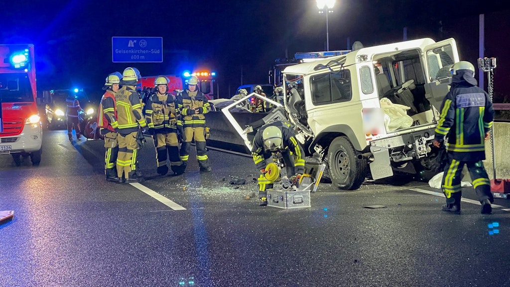Die Autobahn A40 sei am frühen Morgen nach einem Horror-Crash in beide Richtungen voll gesperrt worden, sagte ein Sprecher der Polizei. Wie lange die Sperrung andauert, sei noch unklar.