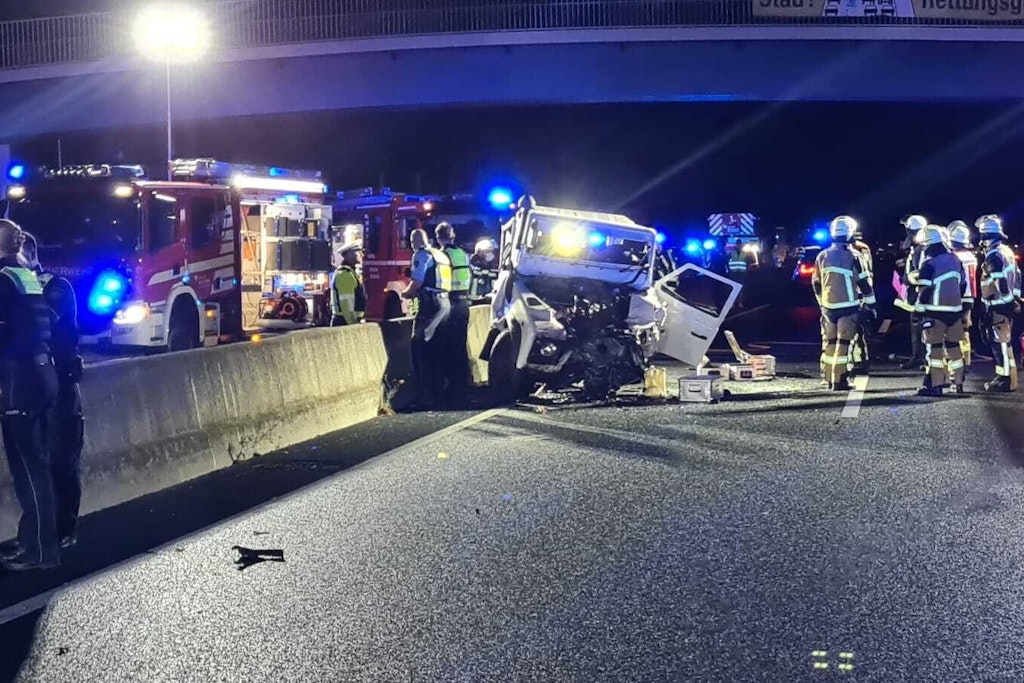 Rettungskräfte stehen auf der A40. Wegen eines Unfalls nach einer Geisterfahrt auf der Autobahn 40 zwischen Bochum und Essen müssen Autofahrer am Freitagvormittag mit erheblichen Einschränkungen rechnen.