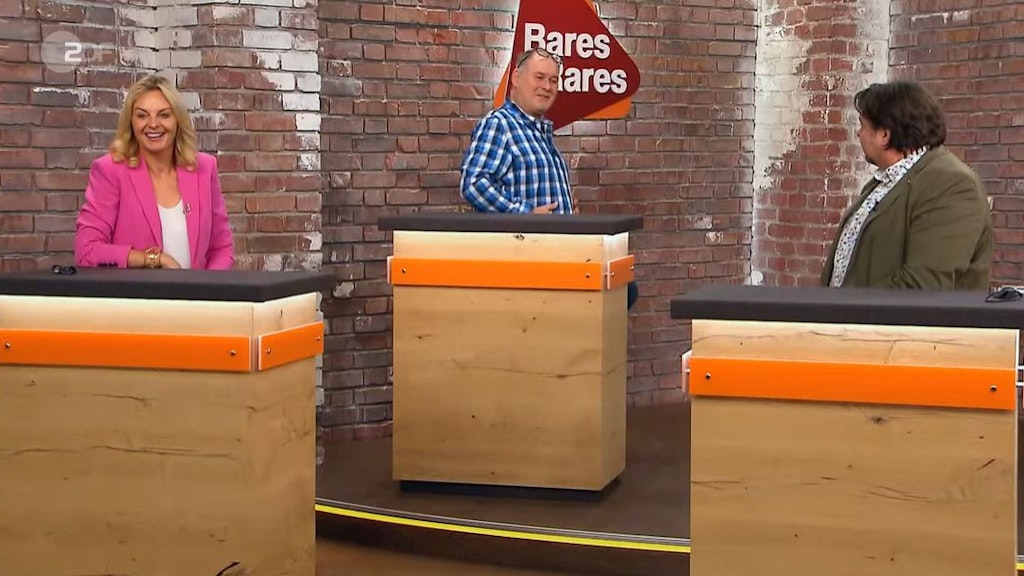 Waldi besiegelt die „dicke“ „Bares für Rares“-Freundschaft mit Daniel (r.) – denn „wir haben beide dicke Bäuche“.