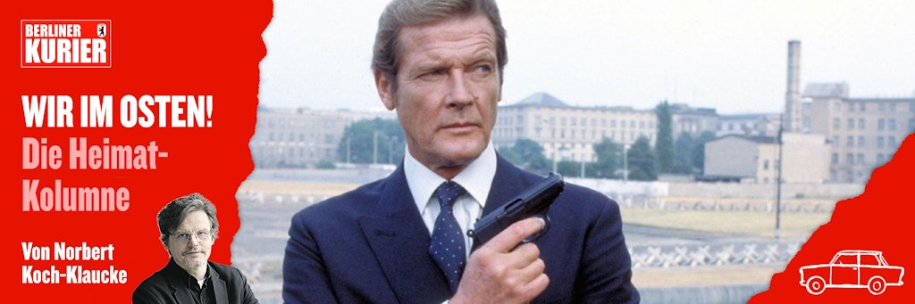 Roger Moore posiert 1982 mit seiner Film-Pistole als 007 vor der Berliner Mauer für den James-Bond-Streifen „Octopussy“.