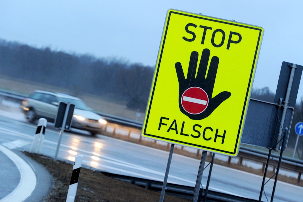 Geisterfahrer: Ein solches Schild warnt Autofahrer davor, irrtümlich auf der falschen Seite auf die Autobahn zu fahren. +++