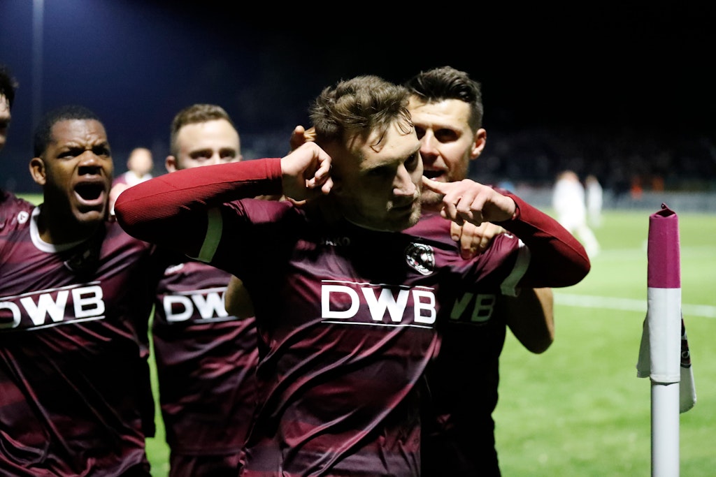 Amar Suljic wird nach seinem 2:1-Siegtreffer gegen den SV Babelsberg von den Kollegen des BFC Dynamo geherzt.