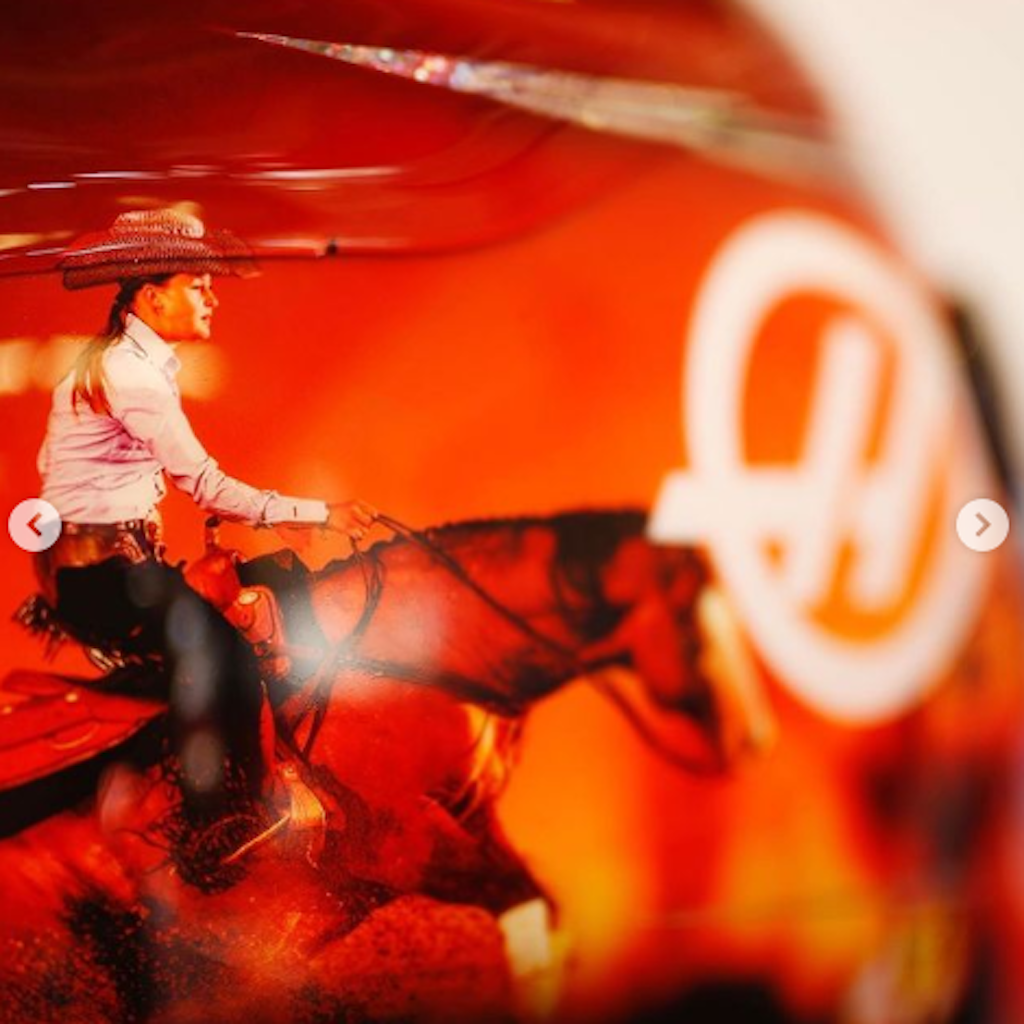 Als Hommage an seine Schwester Gina zieren Bilder von ihr beim Reiten den Helm von Formel-1-Star Mick Schumacher.