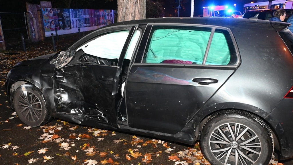 Der Golf nach dem Zusammenstoß mit der Tram.