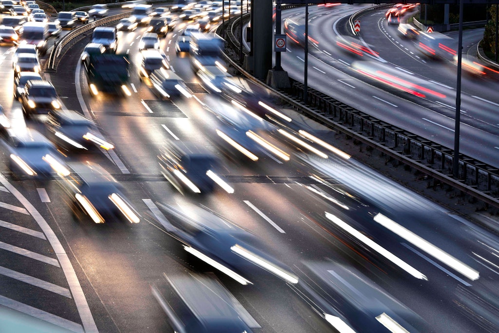 autofahrer müssen in Berlin am Sonnabend die Nerven gehalten: Zwei große Demonstrationen sorgen für Sperrungen.