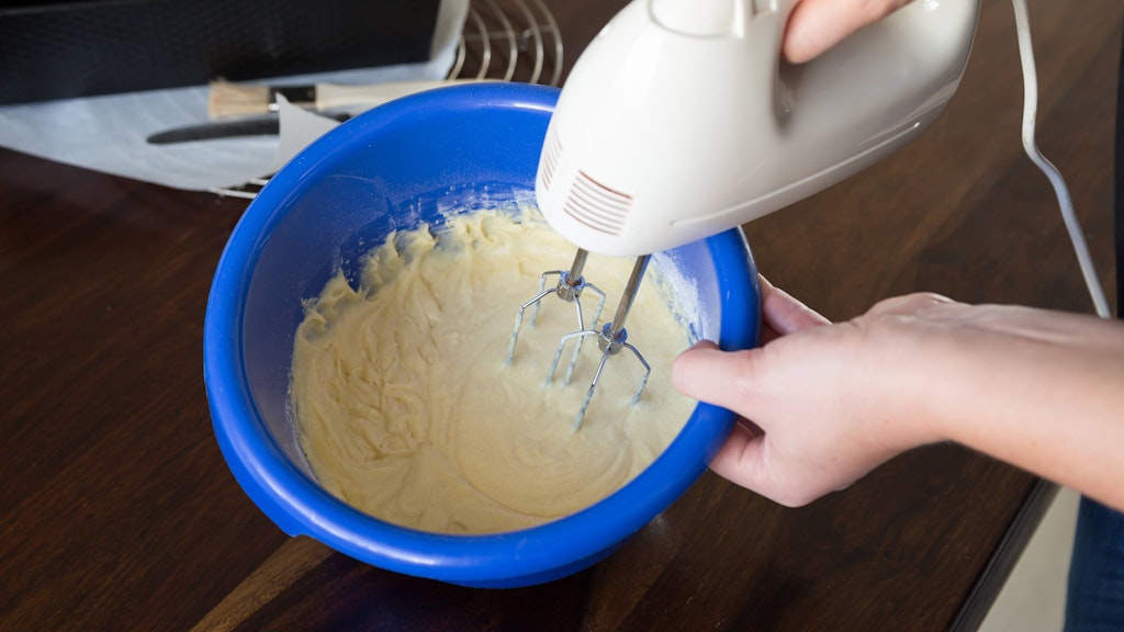 Für den Kuchen wird erst ein heller Teig zubereitet, mit Kakao dunkel eingefärbt. Zum Rezept gehört außerdem eine Rote-Grütze-Creme.