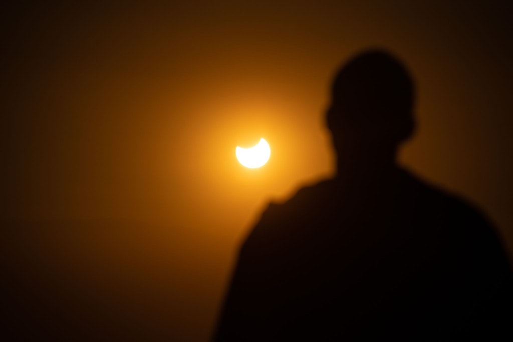 Ein Mann beobachtet eine partielle Sonnenfinsternis. Am Dienstag gibt es auch in unseren Breiten dieses Phänomen. 