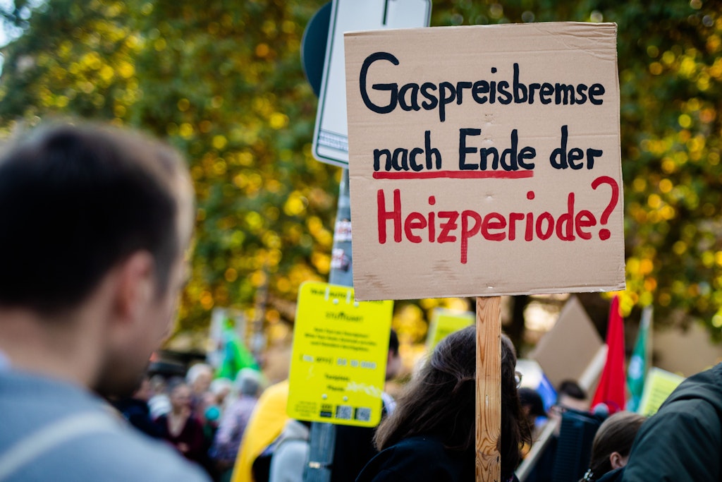 «Gaspreisbremse nach Ende der Heizperiode?» steht auf dem Schild einer Teilnehmerin einer Demo am Sonnabend in Stuttgart. Die Demonstranten forderten unter anderem kurzfristig wirksame Entlastungsmaßnahmen, einen Strompreis- und Gaspreisdeckel sowie weitere Energiegeldzuschüsse. 