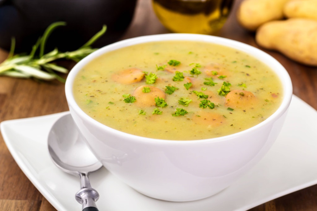 In eine echte Kartoffelsuppe gehören nicht viele Zutaten - nur Gemüse, Würstchen und reichlich Gewürze. Das Rezept ist sehr simpel - und günstig obendrein!