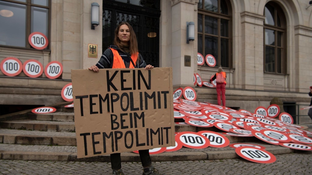 Ein Mitglied der Klimaschutz-Protestgruppe bei einer Protest-Aktion vor dem Bundesverkehrsministerium.