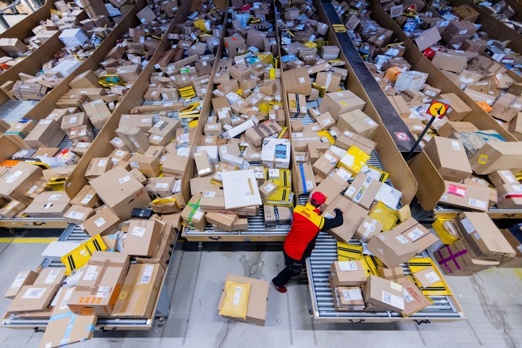 Ein Post-Mitarbeiter, tausende Pakete: Die Zustellprobleme beim Unternehmen verschärfen sich.