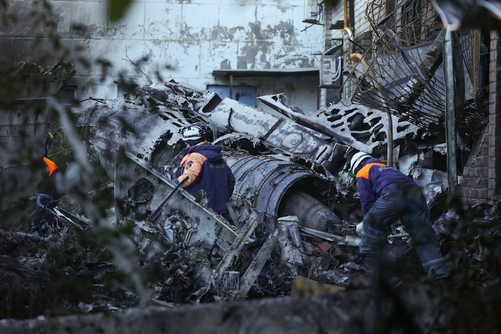 Absturz am Montag im russischen Jeisk: Bergungskräfte untersuchen die Trümmer des russischen Kampfflugzeugs, nachdem es in einem Wohngebiet abstürzte.