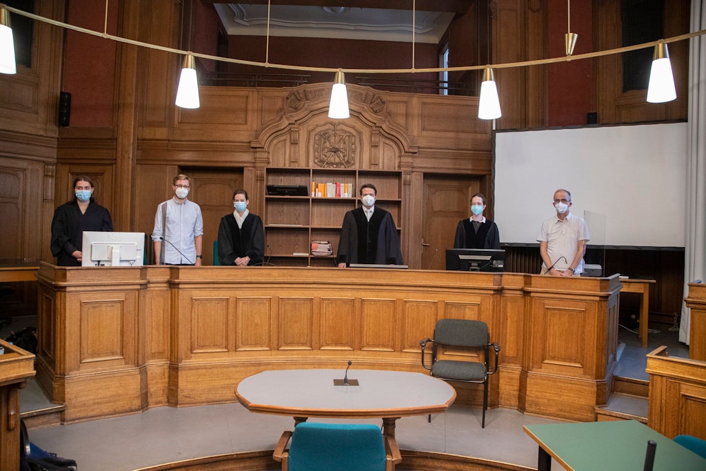 Ein Schöffengericht am Landgericht: Die Herren ohne Robe sind die Laienrichter, links steht die Protokollführerin.