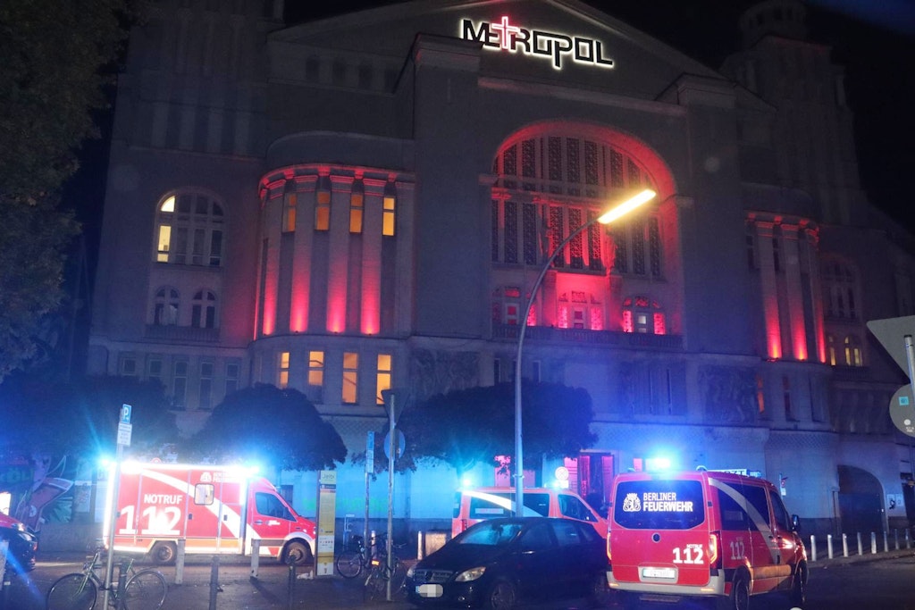 Rettungswagen vor dem Metropol: Für mindestens vier Partygänger endete die Nacht im Krankenhaus.