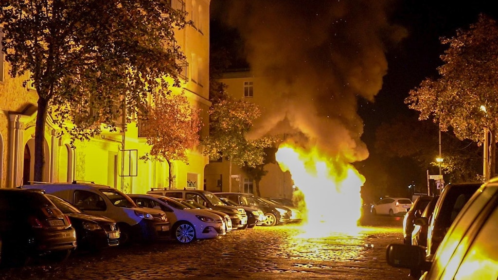 Plötzlich stand der Mercedes lichterloh in Flammen!
