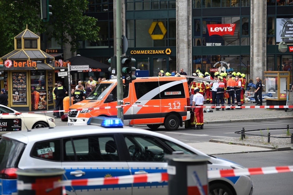 Polizei und Rettungsdienste sichern das Areal nach der Todesfahrt am Kurfürstendamm (Archivbild).