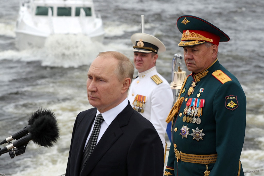 Jede Menge „Lametta“, aber sein Feldzug in der Ukraine ist wenig glanzvoll: Verteidigungsminister Sergej Schoigu bei einer Flottenparade hinter seinem Boss Wladimir Putin.