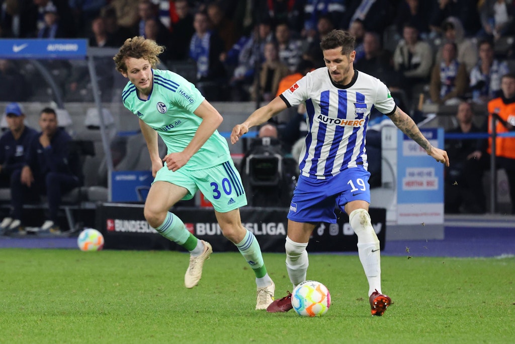 Herthas Stevan Jovetic im Duell mit Schalkes Alex Kral. Der Montenegriner ist momentan in Topform.