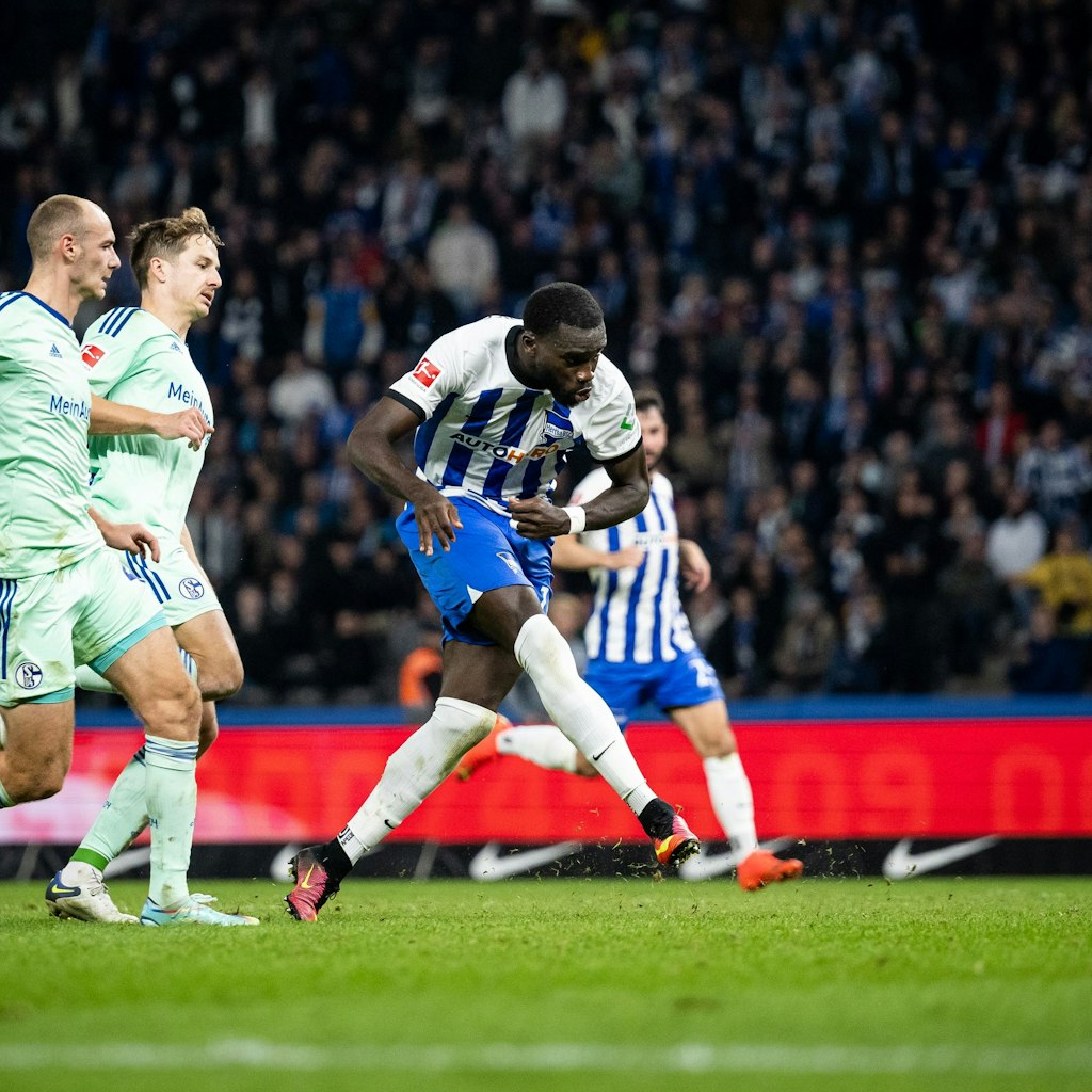 Wilfried Kanga hat es endlich geschafft. Gegen Schalke schob er lässig beim Konter in der 88. Minute ein.