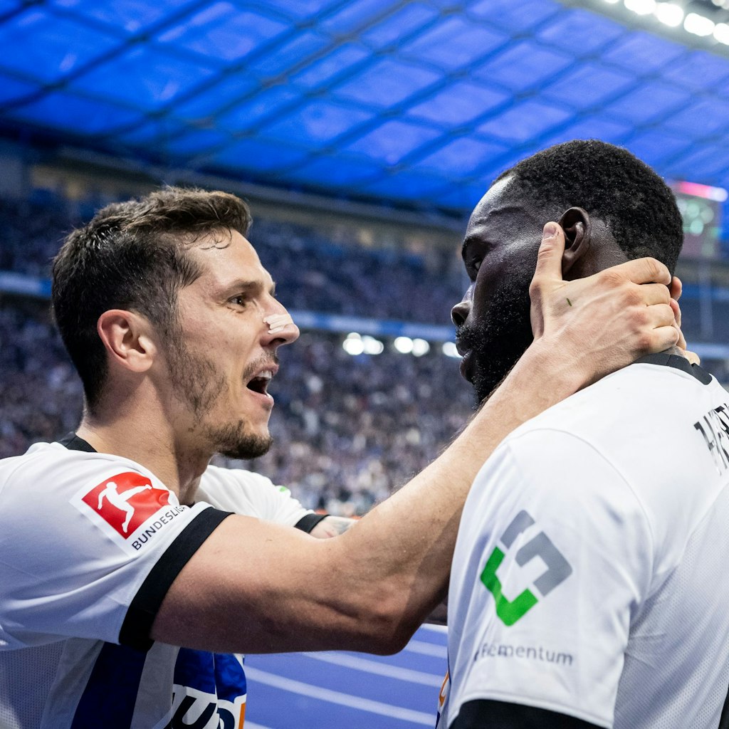 Herthas Stevan Jovetic umarmt Torschütze Wilfried Kanga und feiert nach dem Schlusspfiff mit ihm in der Ostkurve.