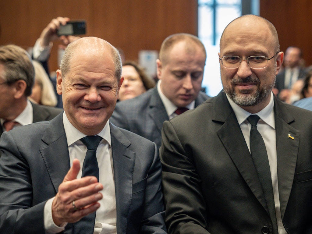 Bundeskanzler Olaf Scholz und sein ukrainischer Amtskollege Denys Schmyhal beim Deutsch-Ukrainischen Wirtschaftsforum in Berlin.