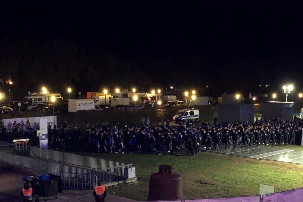 Schalkes Fans durften nach dem Spiel bei Hertha BSC das Olympiastadion nur in Begleitung der Polizei verlassen.