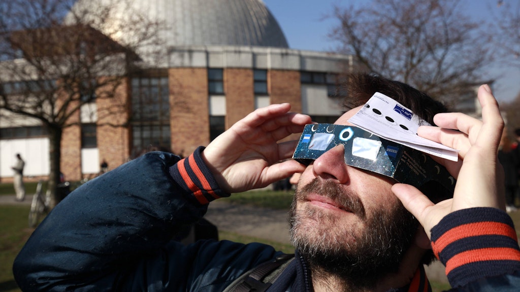 Wer die Sonnenfinsternis beobachten will, braucht in jedem Fall eine sichere Finsternis-Brille.