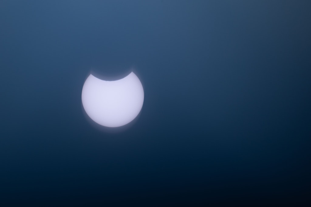 Am Dienstag wird sich der Mond zwischen Erde und Sonne schieben - und die Sonne teilweise verdunkeln.