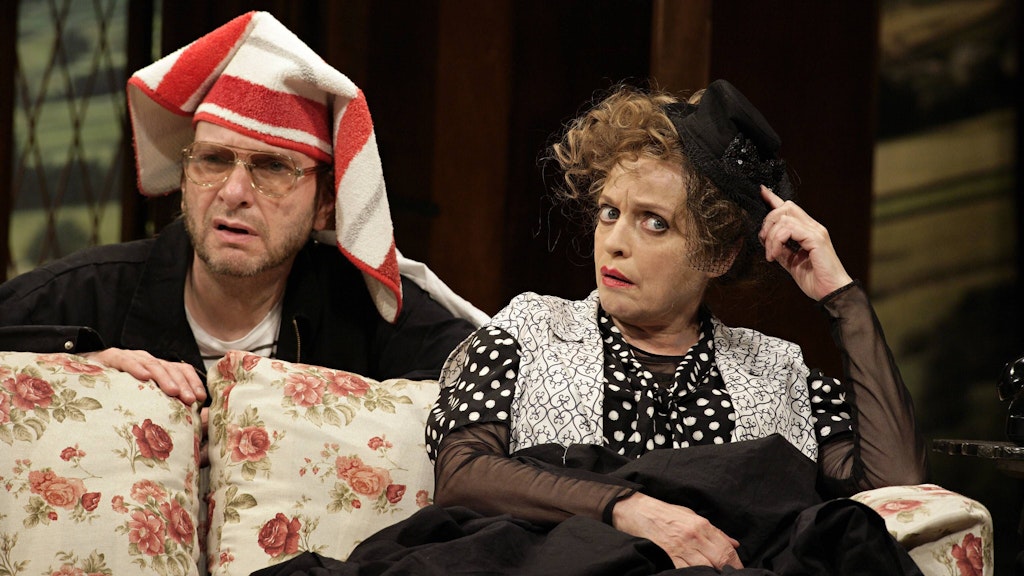 „Der nackte Wahnsinn“ am Renaissance-Theater. Szene mit Ralph Morgenstern (als Tim Allgood) und Katharina Thalbach (als Dotty Otley/Mrs. Clackett).