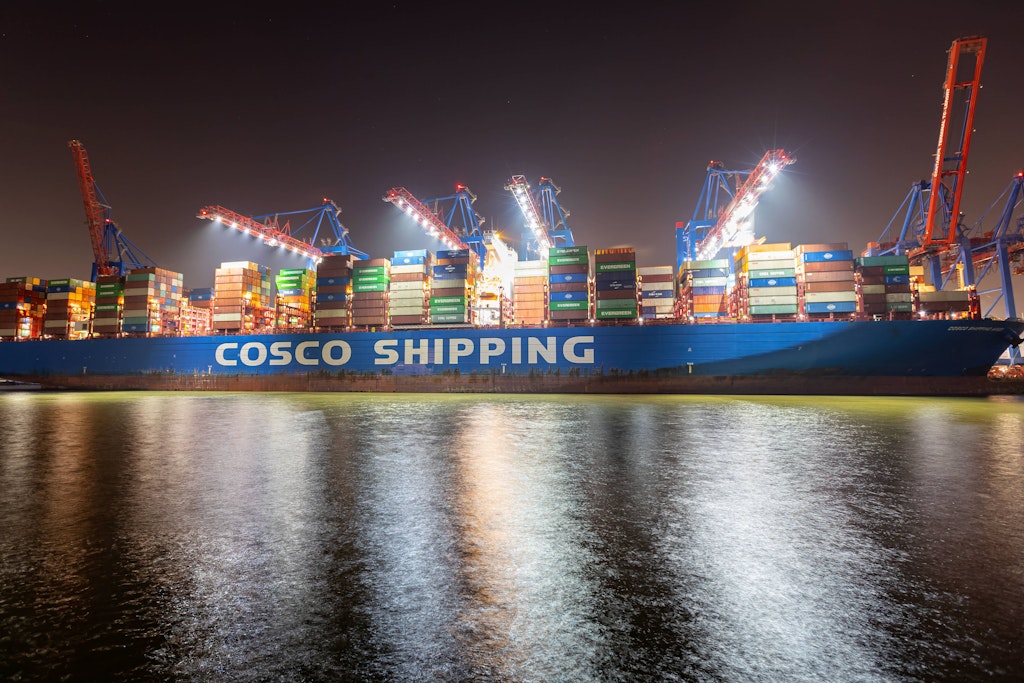 Ein Cosco-Containerschiff am Terminal Tollerort: Die Aries kann fast 20.000 Standard-Container transportieren. Der seltsame Name des Terminals bedeutet Zollort.