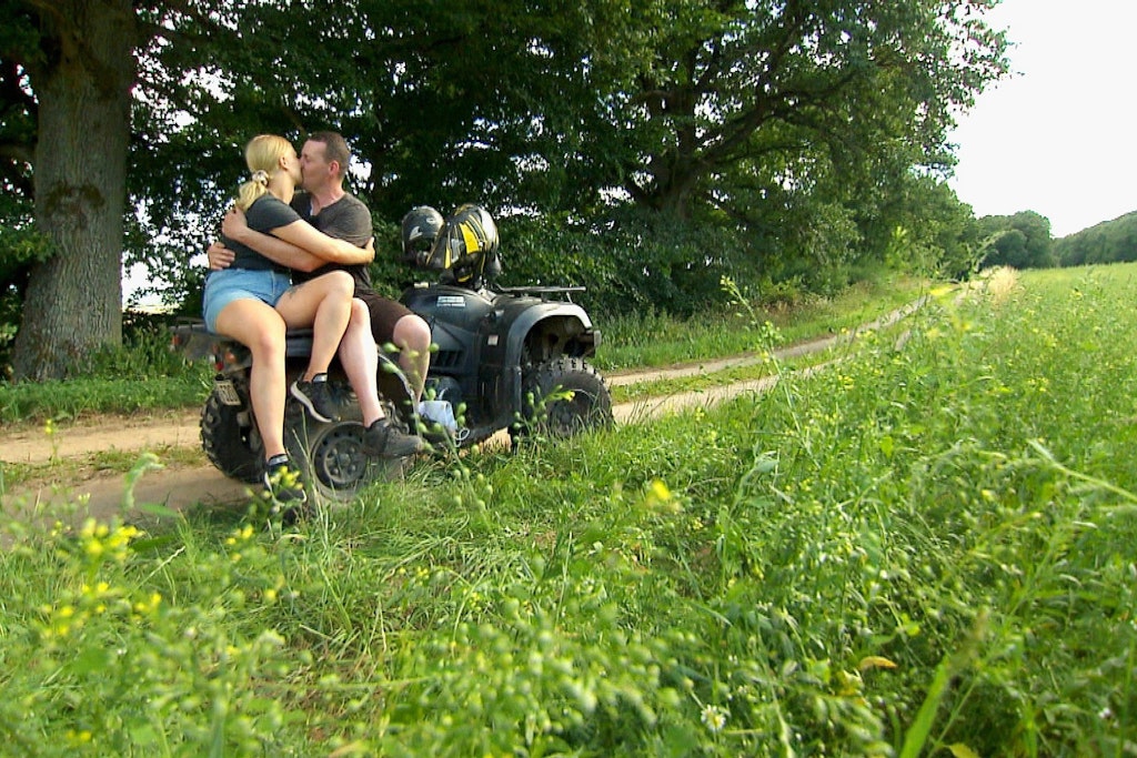 Anna und Max küssen sich bei Bauer sucht Frau.