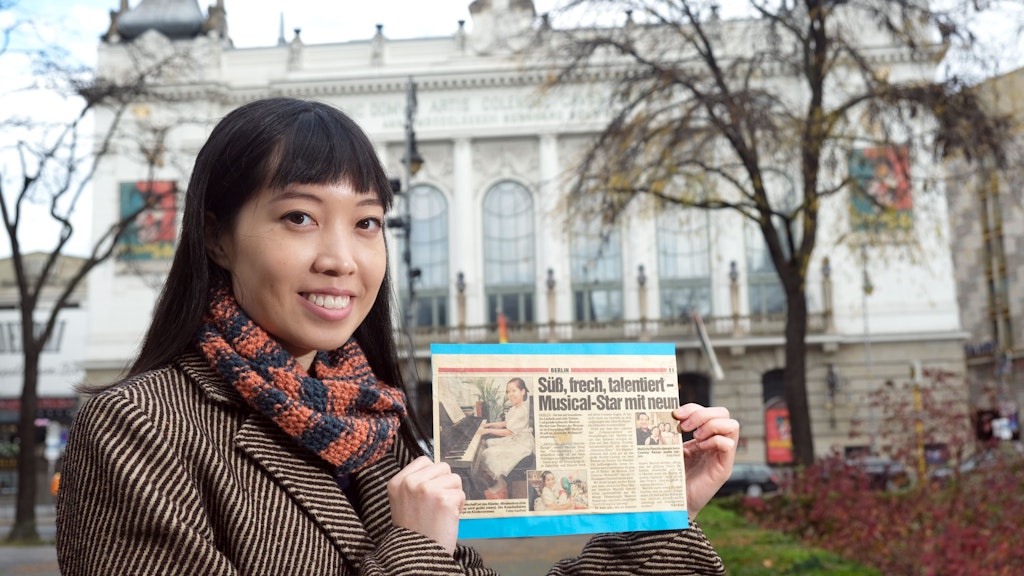 Mai Linh Dang hält den Artikel in der Hand. Vor 20 Jahren erschien er im KURIER. 