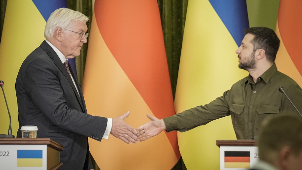 Bundespräsident Frank-Walter Steinmeier wird von Wolodymyr Selenskyj im Präsidentenpalast verabschiedet. Zuvor hatten beide eine gemeinsame Pressekonferenz gegeben. Steinmeier war zu einem eintägigen Besuch in der Ukraine. 