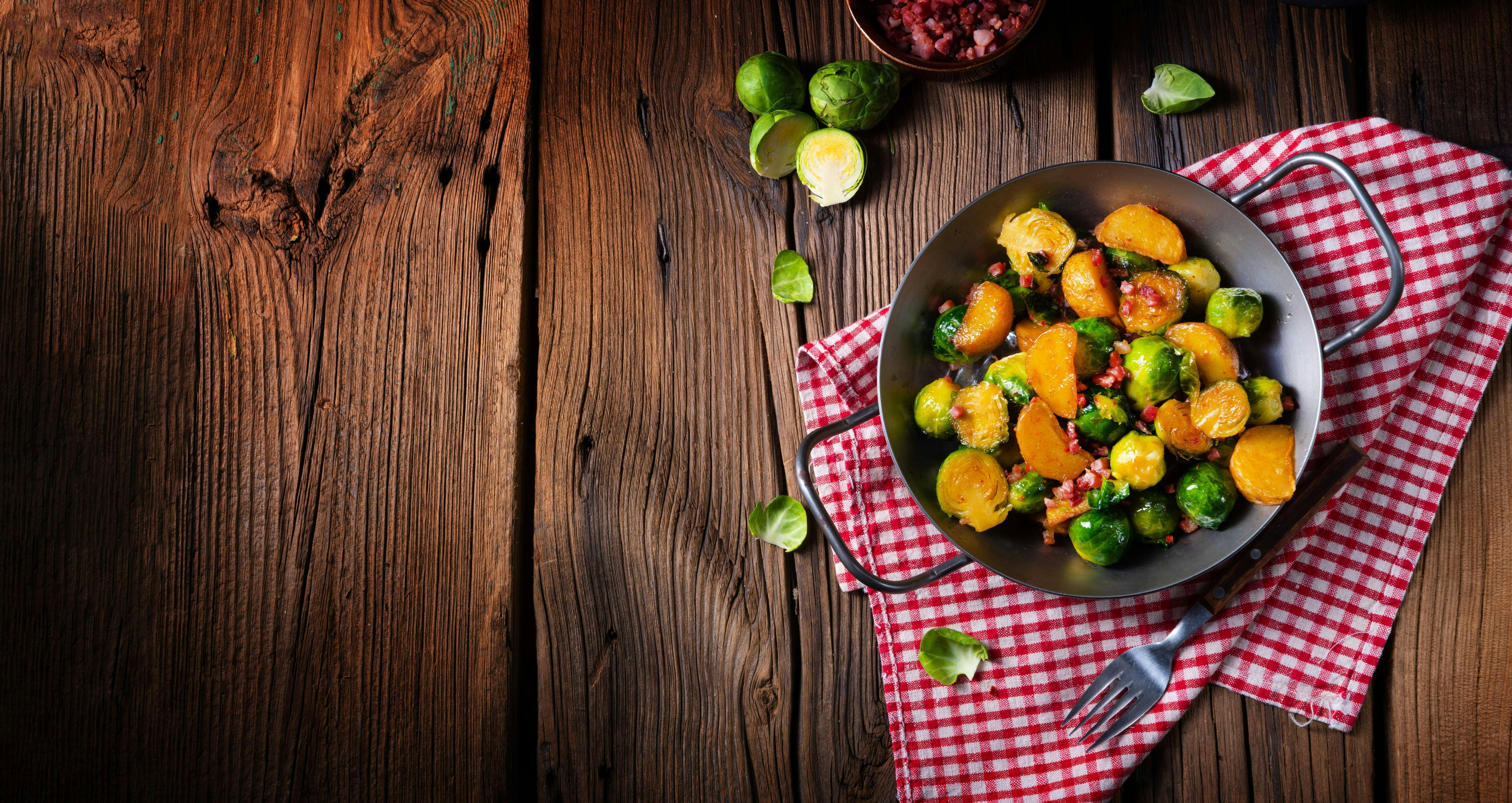 Rosenkohl mit Kartoffeln und Joppiesauce aus dem Ofen: Genießen wie in ...