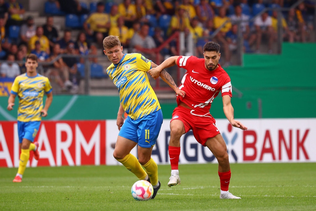 Braunschweigs Luc Ihorst im Zweikampf mit Herthas Suat Serdar bei der Erstrunden-Pokalbegegnung Ende Juli. Jetzt gibt es ein Wiedersehen.
