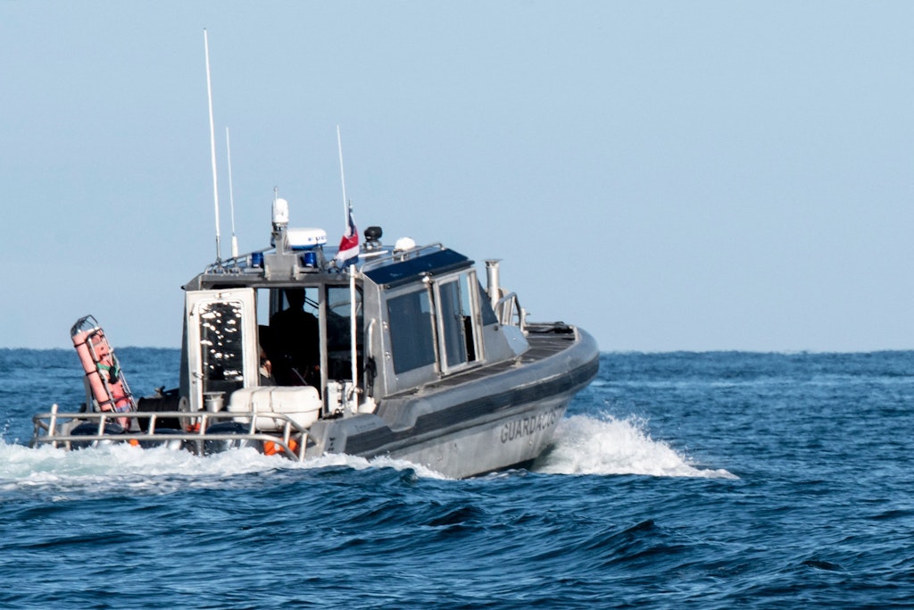 Ein Boot der Küstenwache von Costa Rica auf der Suche nach Trümmerteilen des Absturzes, bei dem McFit-Millionär Rainer Schaller mit seiner Familie ums Leben kam.