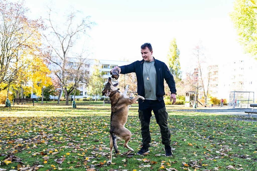Pascal (32) tobt mit Hündin Suki in einem der großen Höfe. Er lebt seit seiner Geburt im Ilse-Kiez und will das Grün erhalten sehen.