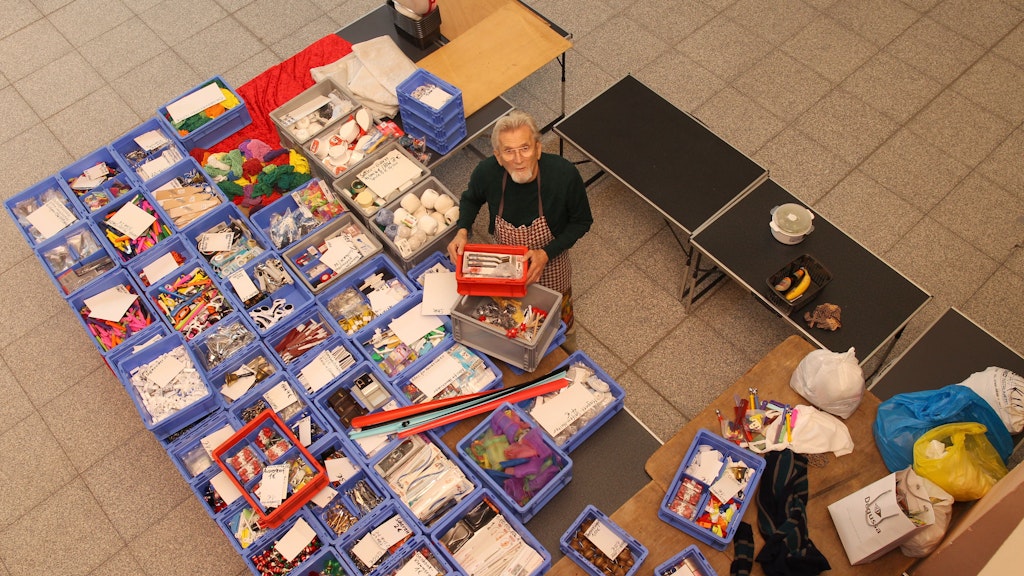 Peter Hentze 2021 an seinem Stand. Auch diesmal will er sein Sortiment an Haushaltshelfern wieder aufbauen. 