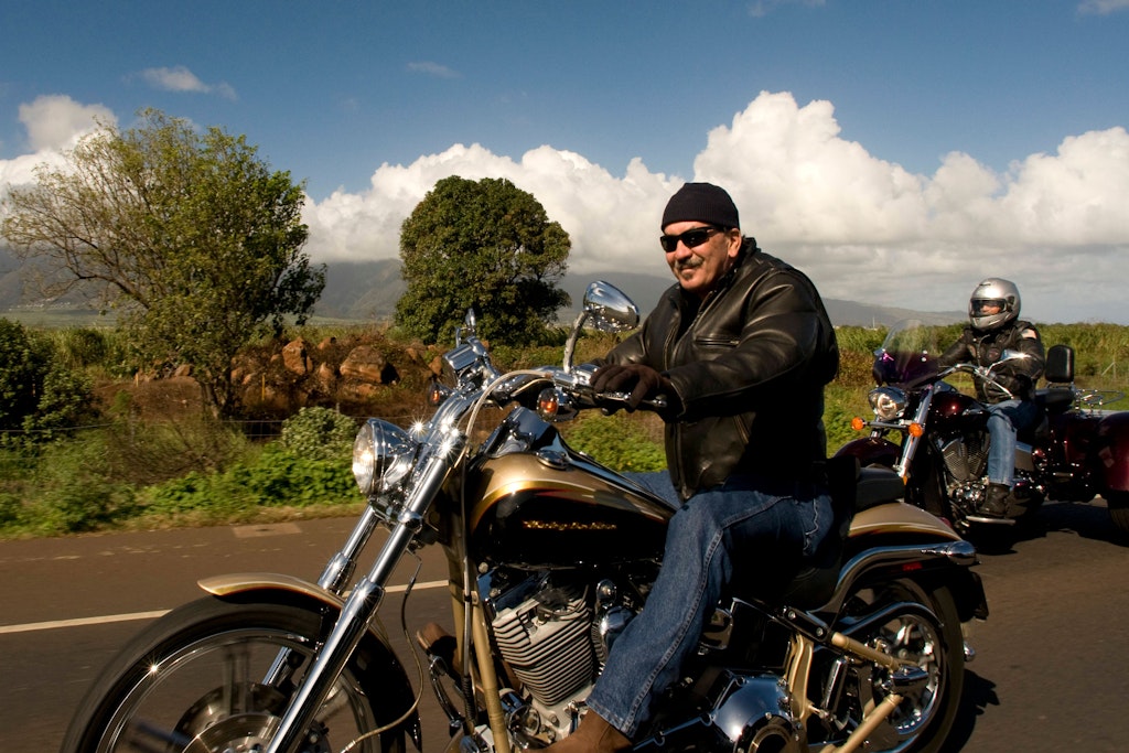 Motorradfahrer in den USA fährt ohne Helm. Die Helmpflicht gilt nicht überall. (Symbolbild)