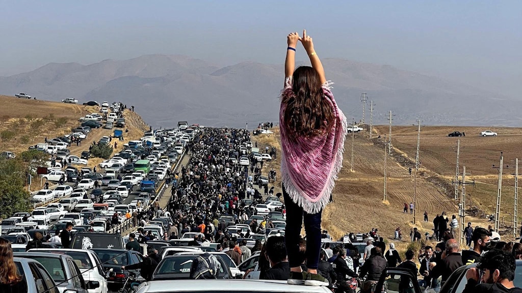 40 Tage nach dem Tod der jungen iranischen Kurdin Mahsa Amini sind am Mittwoch im Iran Menschenmassen auf die Straßen gegangen. In ihrer Heimatstadt Saghes strömten Menschen entlang einer Straße zum Grab, wie medien berichteten. Dieses Foto, das auf Twitter veröffentlicht wurde, zeigt eine junge Frau ohne Kopftuch bei den Protesten. 