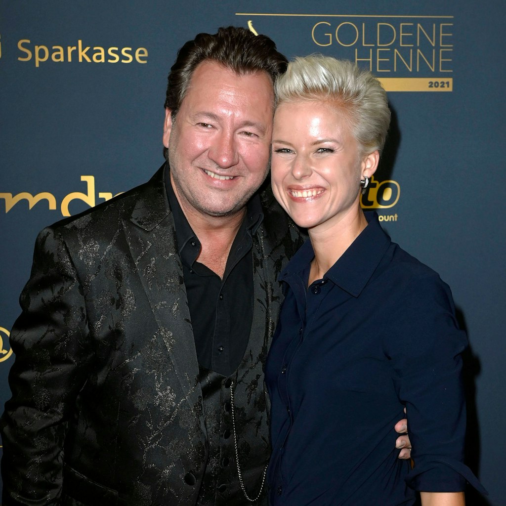 Claudius Dreilich und Ehefrau Belinda im Jahr 2021 bei der Gala zur Verleihung der Goldenen Henne. 