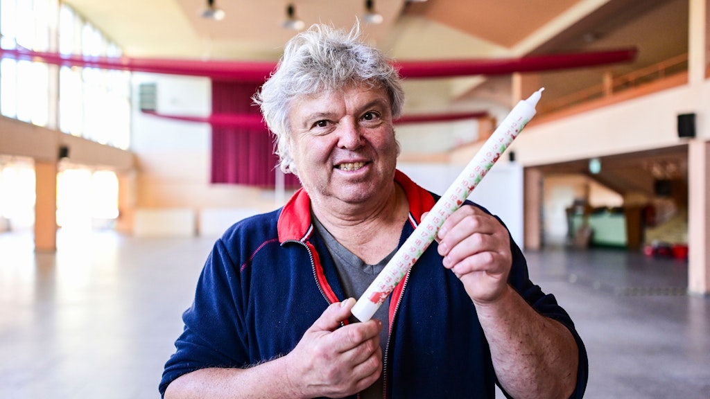 Dirk Baumgarten verziert die beliebten Kerzen in Handarbeit. 