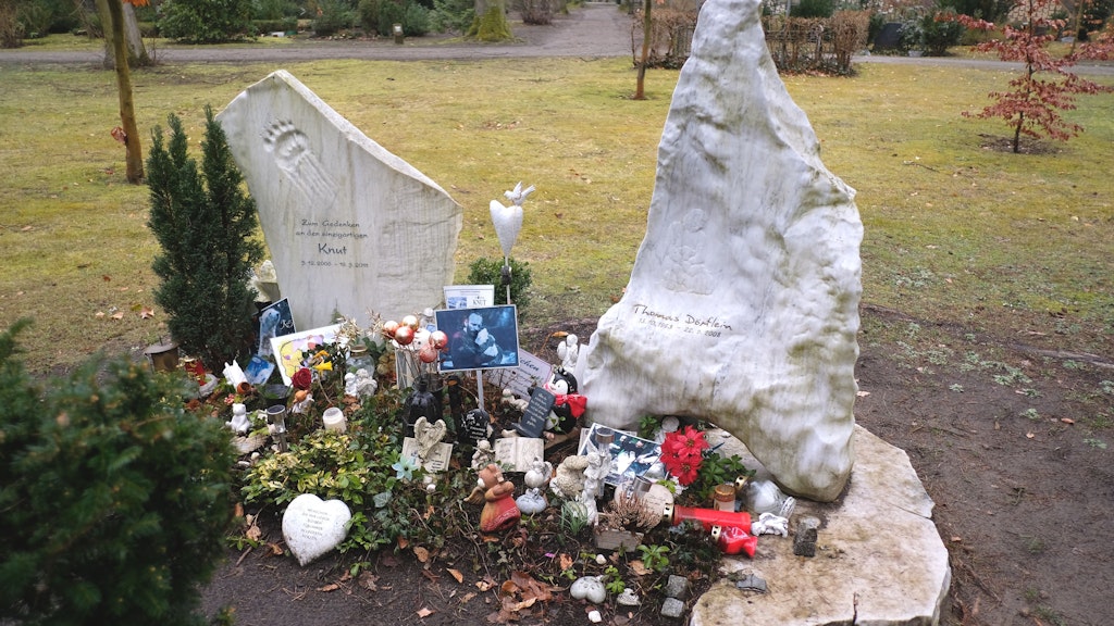 Heutzutage werden Gräber oft individueller gestaltet. Am Grab des Tierpflegers Thomas Dörflein aus dem Spandauer Friedhof In den Kisseln wird auch dem Eisbär Knut gedacht.