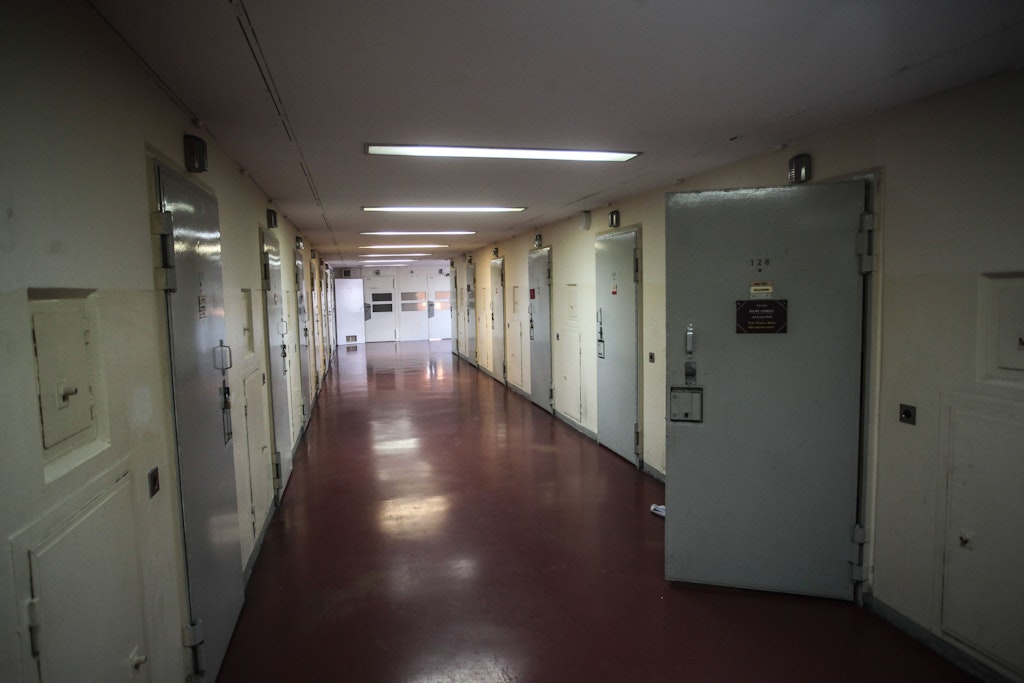 In einem Gefängnis bleibt so leicht nichts geheim, schon gar keine verbotene Liebe. Die Wände haben Ohren.
