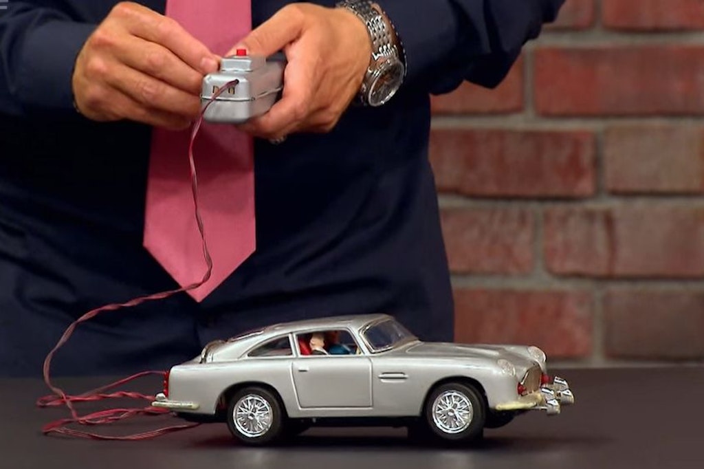 Der Wagen von Agent 007 löst bei den Händlern einige Begeisterung aus.