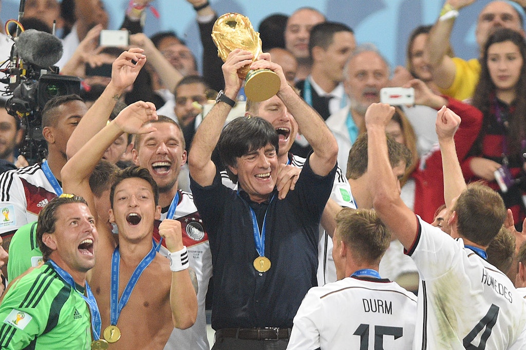 Der Höhepunkt seiner Karriere. Jogi Löw hebt im Juli 2014 die WM-Trophäe in den Himmel von Rio de Janeiro.