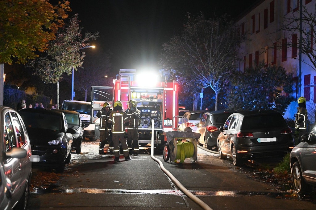 Die Feuerwehr im Einsatz in der Didostraße: Ein Mann wurde lebensgefährlich verletzt